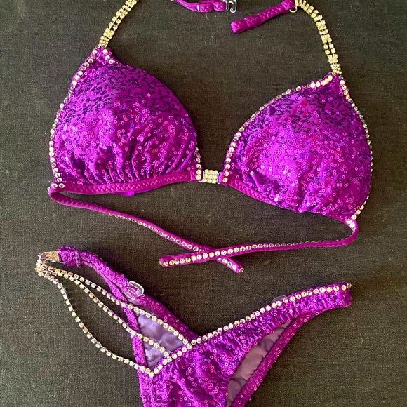 Figure competition suit. Fits size B-D cup. Only worn once. need to sell asap.